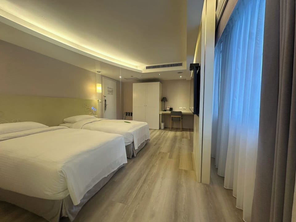 Superior Twin Room | Premium bedding, down comforters, pillowtop beds, minibar