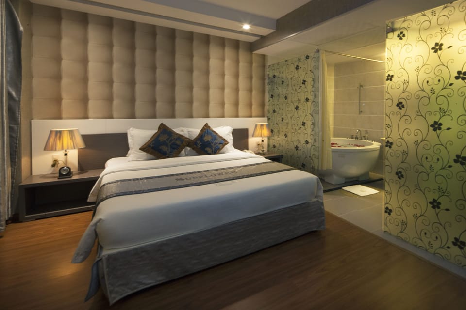 Executive Suite Double | Minibar, in-room safe, individually furnished, desk