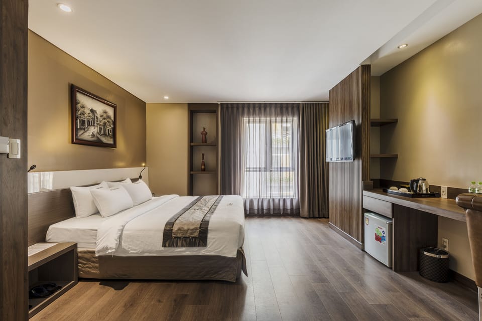 Premium Double Room | Minibar, in-room safe, individually furnished, desk