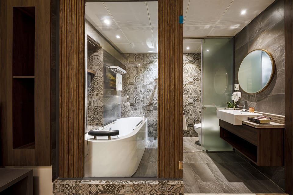 Deluxe Double Room | Minibar, in-room safe, individually furnished, desk