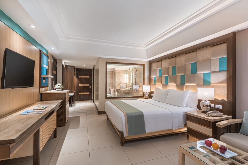 Premium bedding, in-room safe, desk, laptop workspace