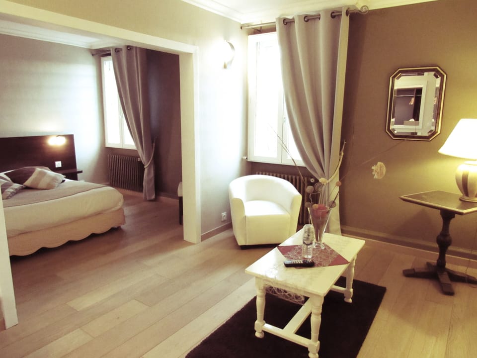 Suite | 1 bedroom, in-room safe, individually decorated, individually furnished