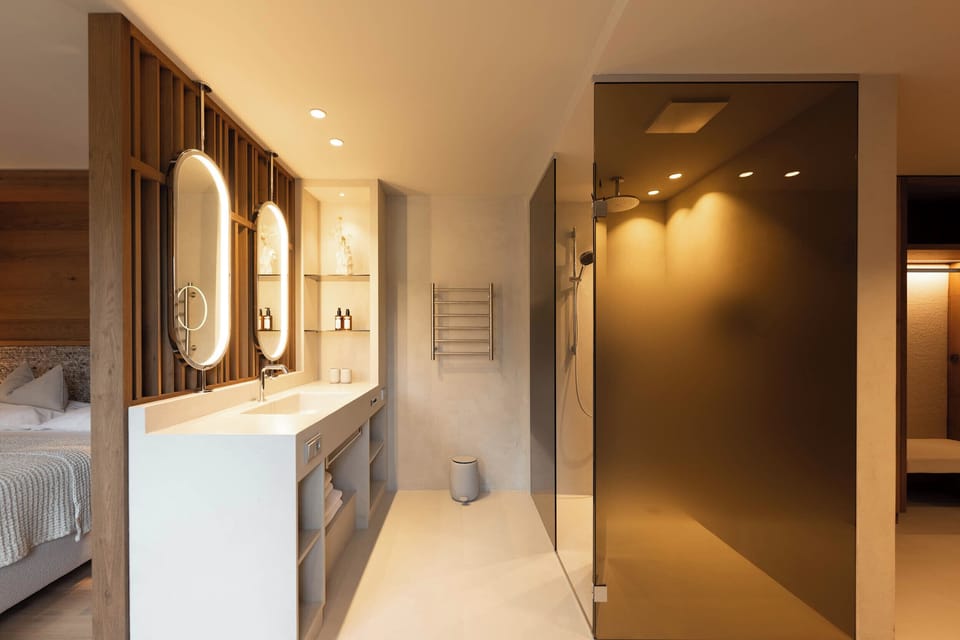 Family-Suite, Balkon | Bathroom | Deep soaking tub, free toiletries, hair dryer, bathrobes