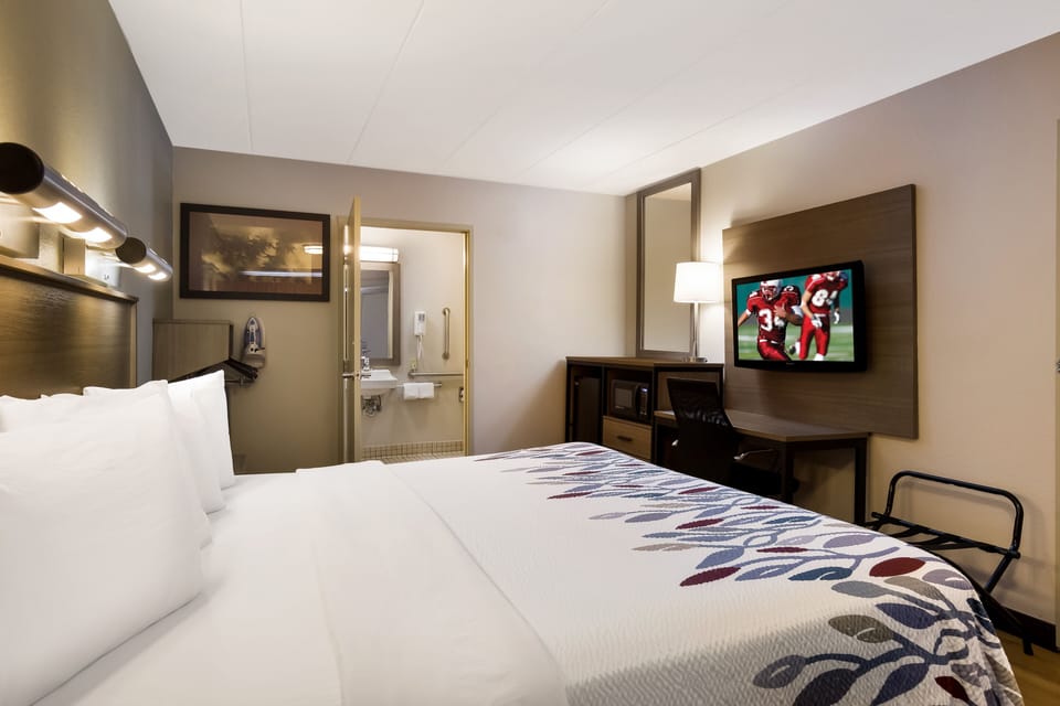 Superior Room, 1 King Bed, Accessible (Smoke Free) | In-room safe, desk, free cribs/infant beds, free WiFi