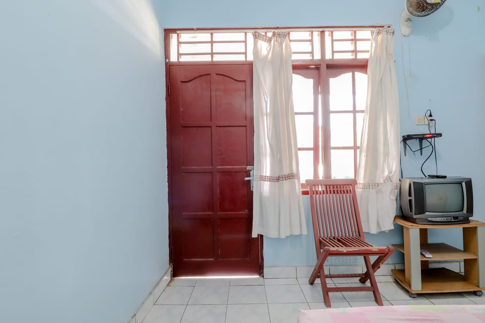 Standard Room | Living area | TV
