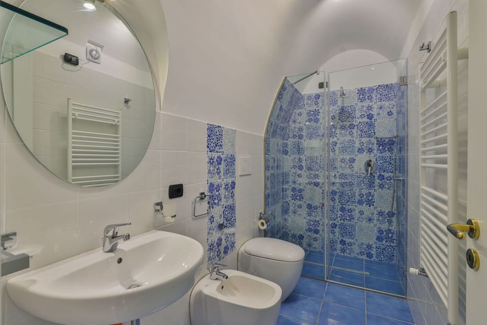 Standard Double Room | Bathroom | Shower, rainfall showerhead, bidet, towels
