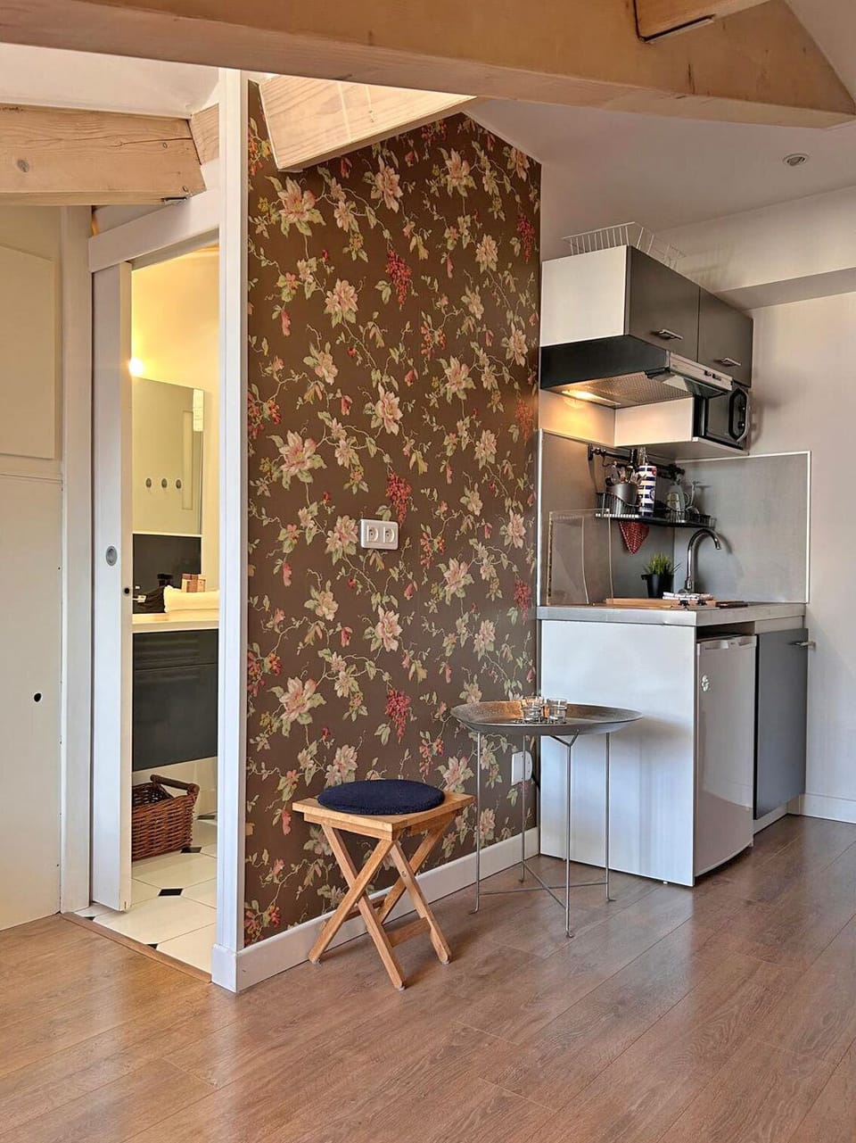A glimpse of the bathroom and the kitchenette.