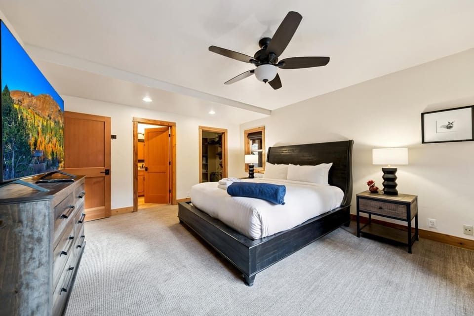 The upstairs king bedroom features a walk in closet and ensuite bathroom.