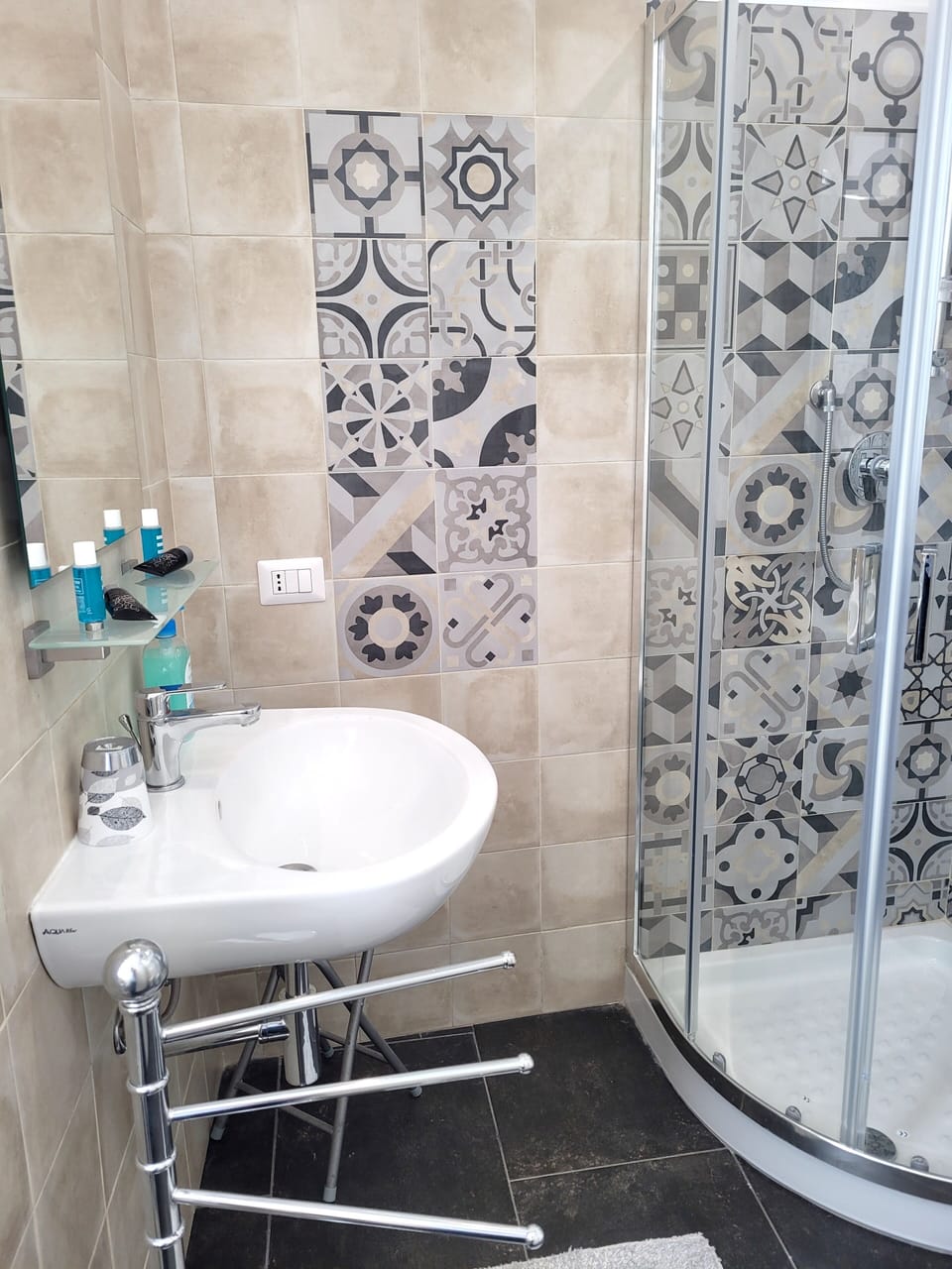 Superior Room | Bathroom | Shower, rainfall showerhead, free toiletries, hair dryer