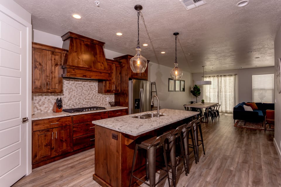 2318 | Private kitchen | Fridge, microwave, oven, stovetop