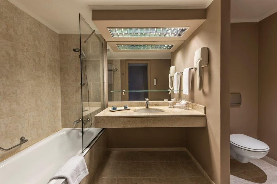 Standard Room | Minibar (free items), in-room safe, desk, cribs (free)