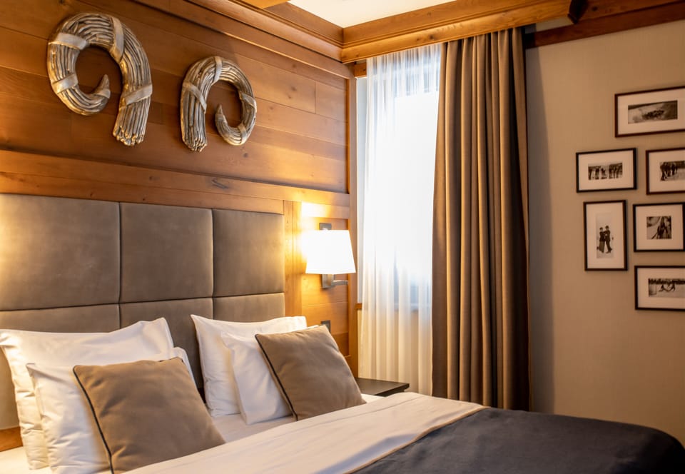 Deluxe Suite | Minibar, in-room safe, desk, laptop workspace