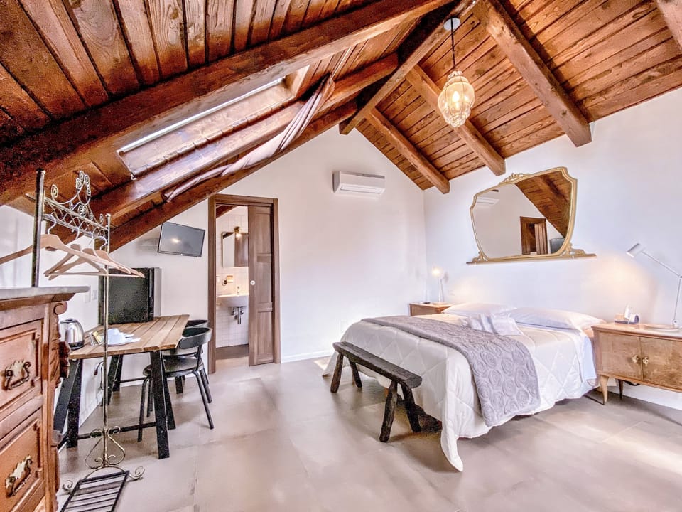 Design Double or Twin Room | Frette Italian sheets, premium bedding, pillowtop beds, desk