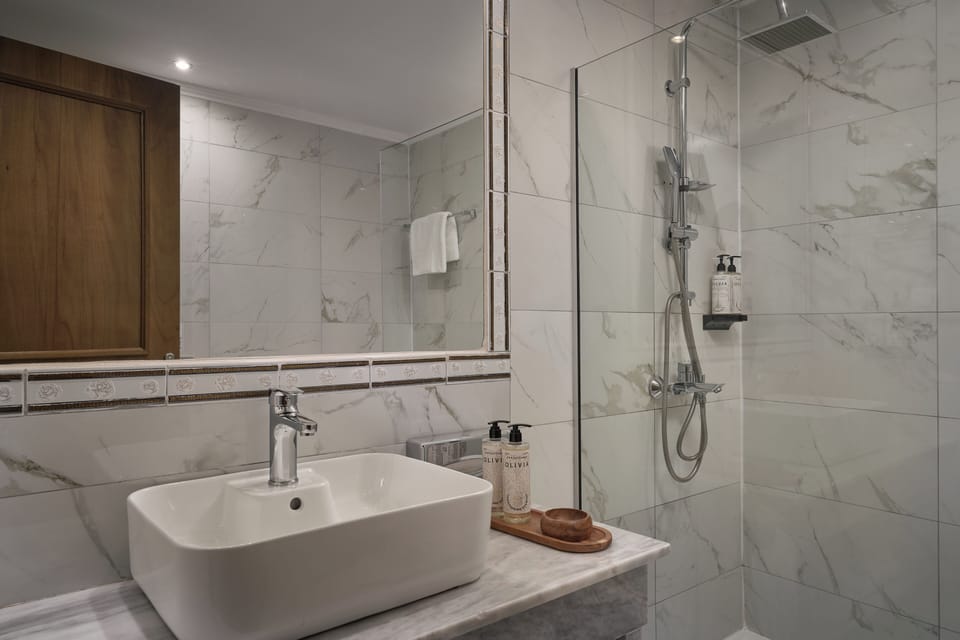 Shower, rainfall showerhead, free toiletries, hair dryer