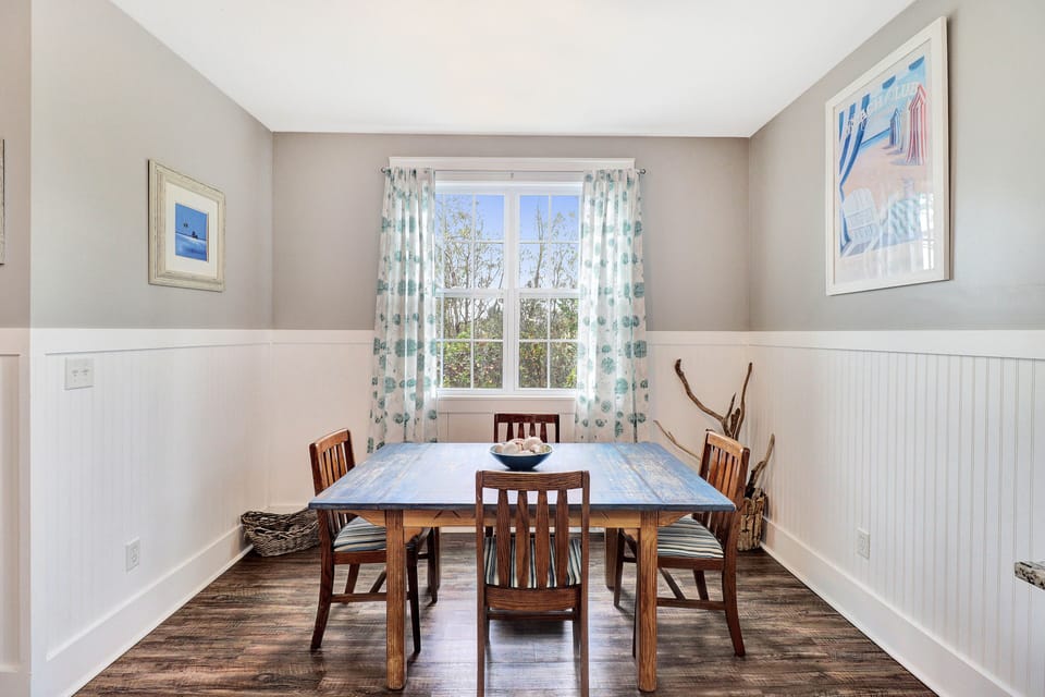 The dining area offers seating for 8 including the breakfast bar.