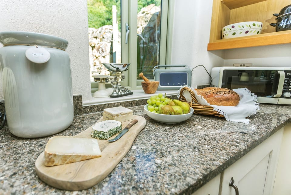 Kitchen counter with lots of space for preparing food - Old Pear Tree Barn