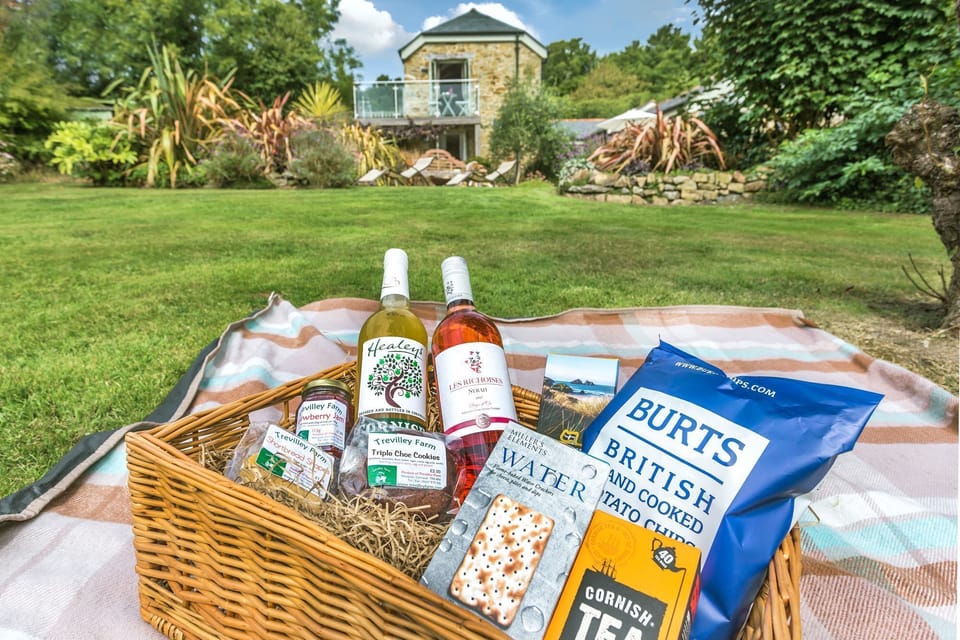 Grass area perfect for a picnic - Old Pear Tree Barn