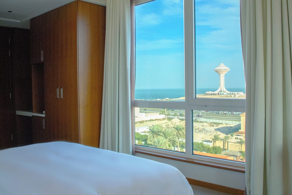 Room, 1 Queen Bed, Sea View | In-room safe, desk, laptop workspace, blackout drapes