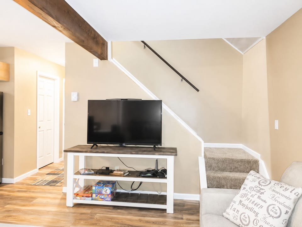 Living Area/TV
