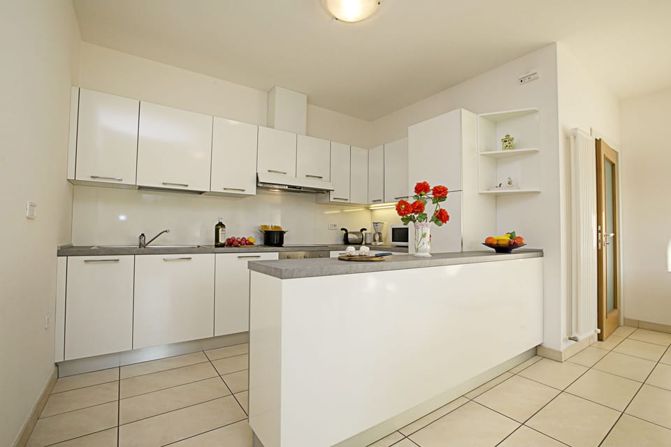 The kitchen corner with its part that harmoniously divides the living room