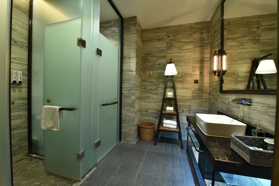 Shower, rainfall showerhead, free toiletries, hair dryer