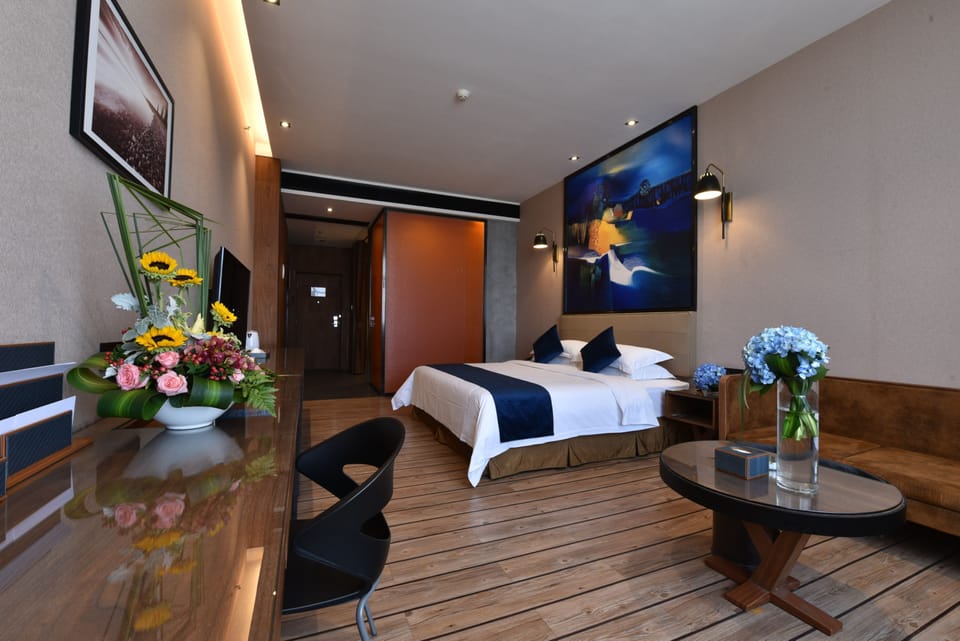 Design Double Room | Desk, blackout drapes, iron/ironing board, free WiFi