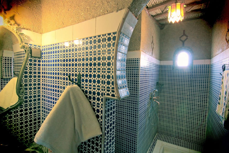 Double Room | Bathroom | Shower, rainfall showerhead, free toiletries, hair dryer