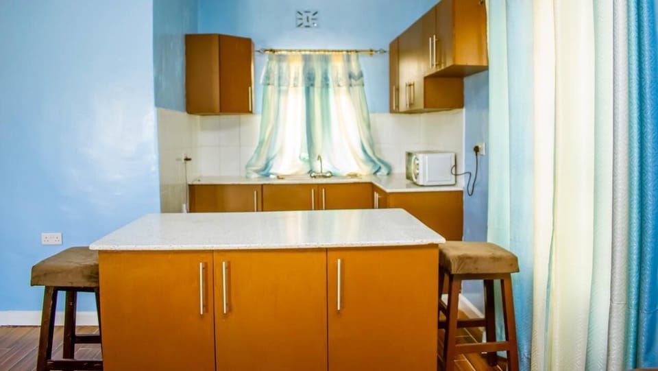 Shared fridge, microwave, cookware/dishes/utensils