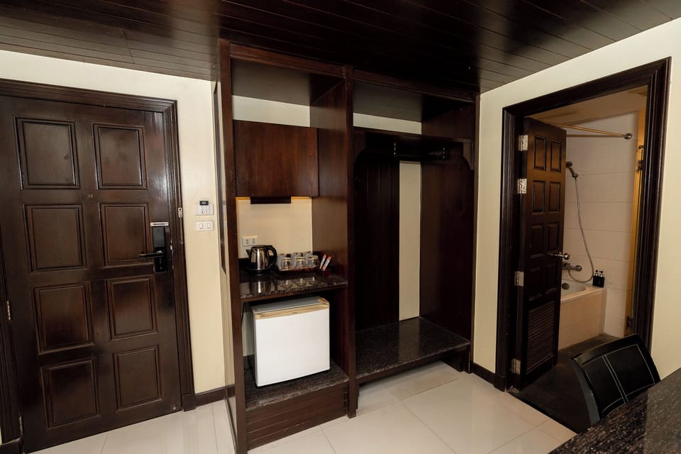 Superior triple | Desk, free WiFi, bed sheets