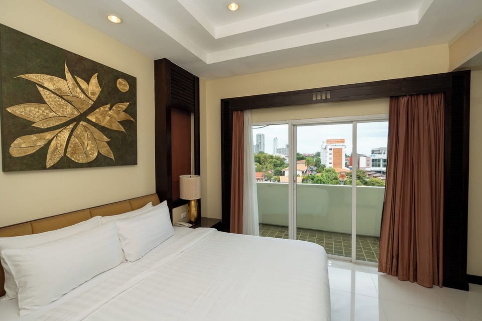 Executive Suite | Desk, free WiFi, bed sheets