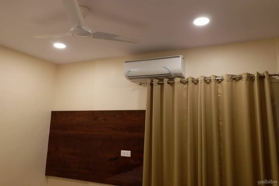 Soundproofing, free WiFi, bed sheets