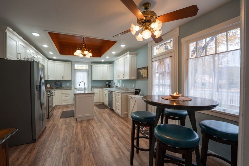 The fully equipped kitchen with additional breakfast nook has everything you need