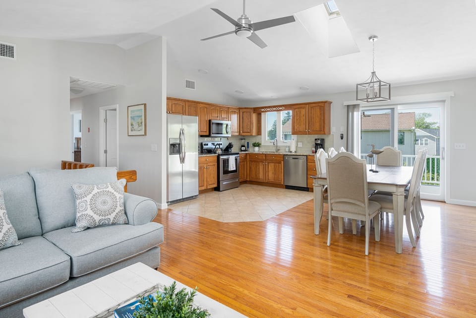 Open floor concept with Kitchen, Living Room and Dining Area