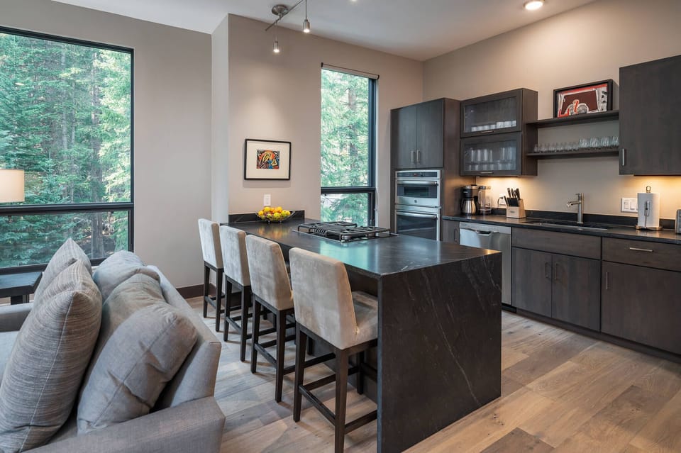 Seating for four at the breakfast bar