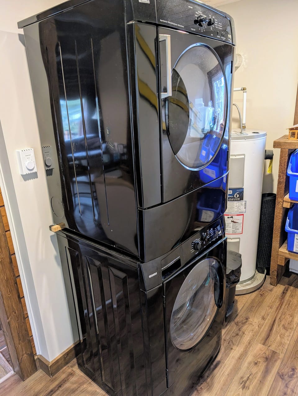 Full size washer/dryer.