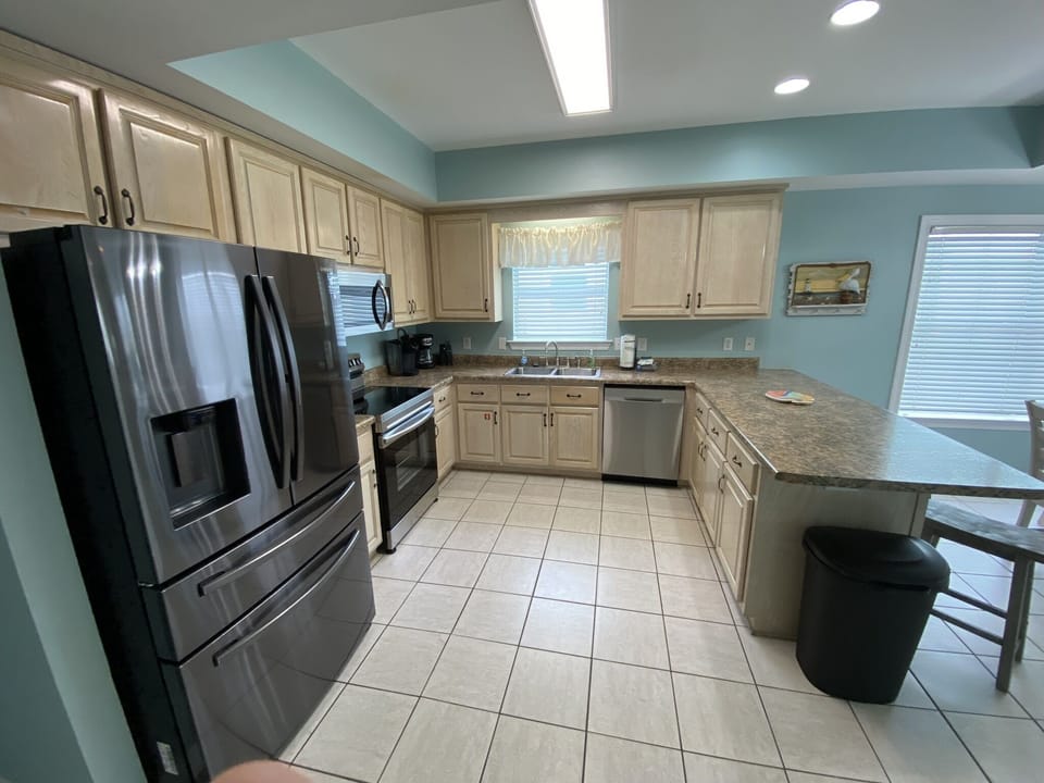 Large kitchen with good view of appliances (1st floor ocean view)