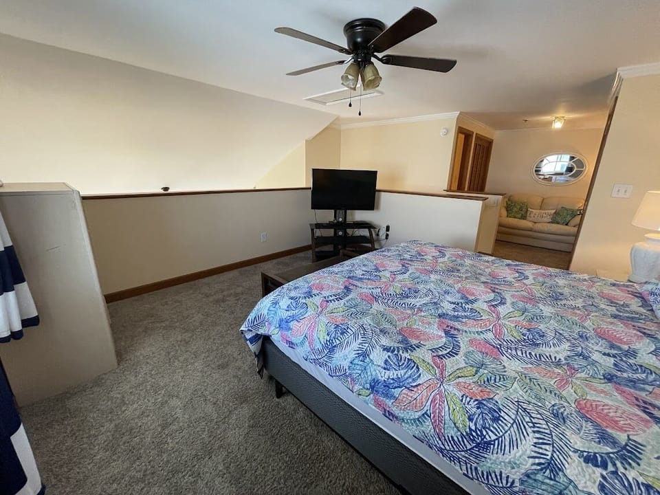 Bedroom 4/loft up - king