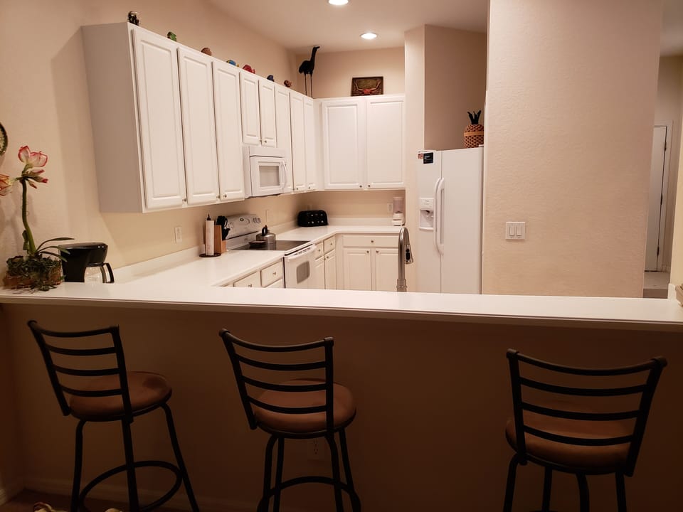 Breakfast bar with fully equipped kitchen