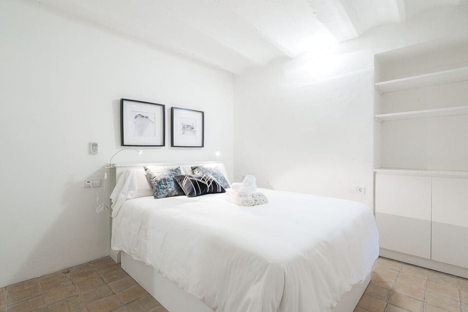 Vintage Palma palace, apartment 1, ground floor is a vacation rental apartment for 2 adults and 2 children in Palma de Mallorca. Here you can see the bedroom for 2 people.