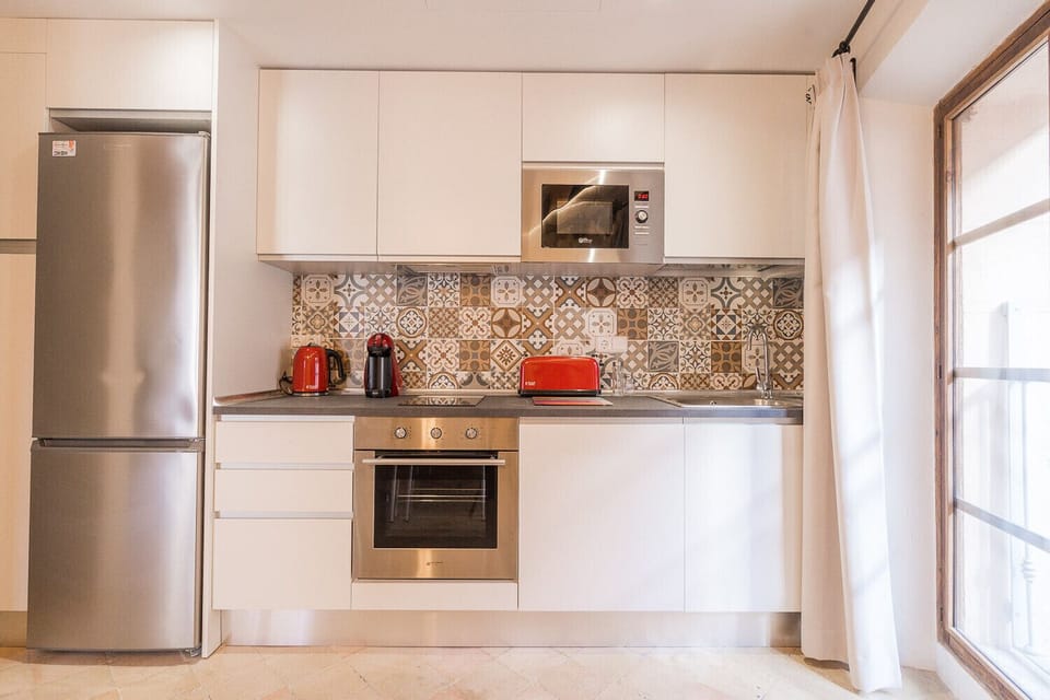 Vintage Palma Palace - This holiday apartment in the middle of Palma de Majorca has an equipped kitchen with oven and microwave, toaster, coffee machine and kettle.