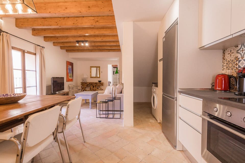 The Vintage Palma Palace holiday apartment in Palma de Mallorca has all the comforts. In this photo you can see the living room - dining room and the washing machine next to which there is a clothes dryer