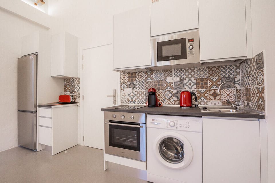 Vintage Palma Palace - This holiday apartment in the middle of Palma de Majorca has an equipped kitchen with oven and microwave, toaster, coffee machine and kettle. The washing machine is next to the oven and can be hung on the clothesline in the living room.
