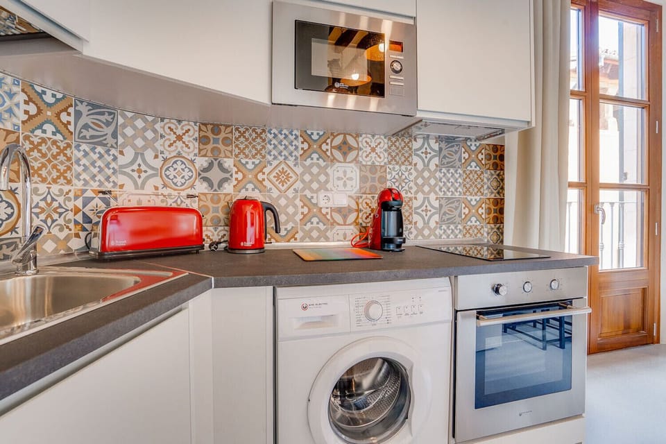 Vintage Palma Palace - This holiday apartment in the middle of Palma de Majorca has an equipped kitchen with oven and microwave, toaster, coffee machine and kettle. The washing machine is next to the oven and can be hung on the clothesline in the living room.