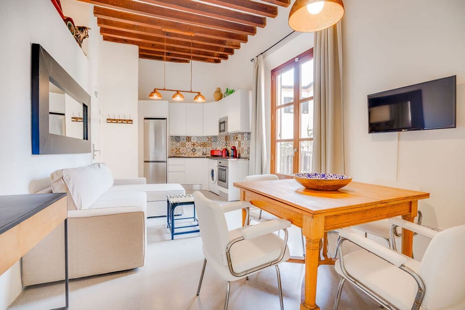 Vintage Palma Palace in Palma de Majorca. This beautiful and bright vacation apartment has all the comforts. Here you can see the fully equipped kitchen and the dining room.