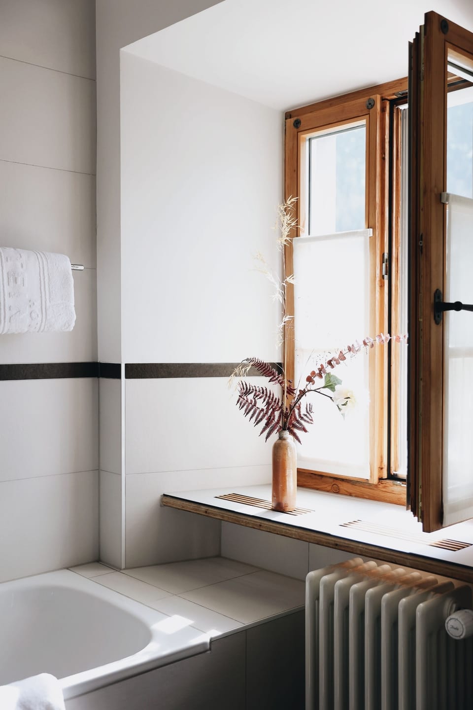 Comfort Double Room (Parkett) | Bathroom | Hair dryer, bathrobes, slippers, towels