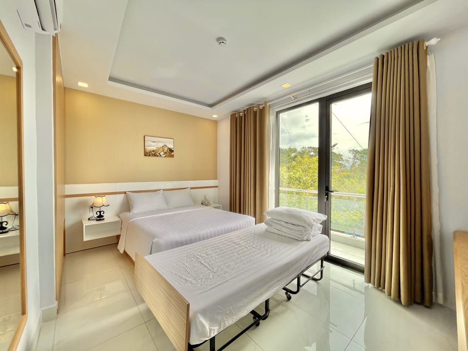 Deluxe Triple Room, Balcony | Minibar, desk, iron/ironing board (on request), WiFi (free)