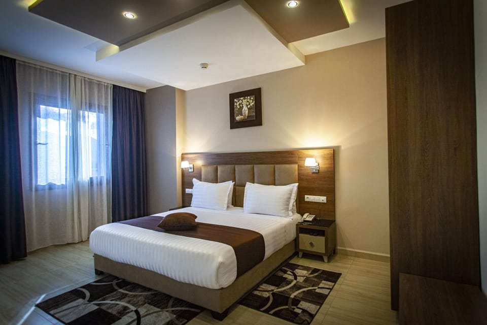 In-room safe, cribs (free), WiFi (free), bed sheets
