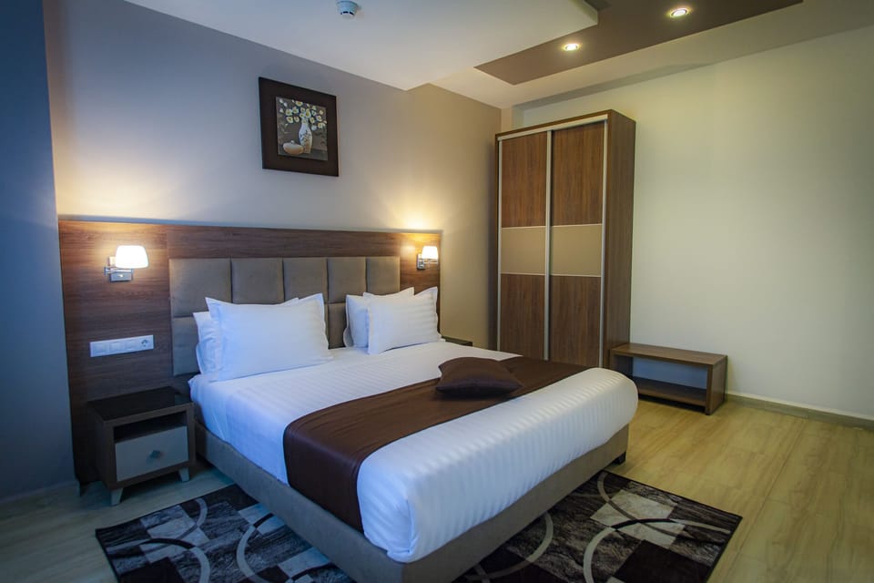 In-room safe, cribs (free), WiFi (free), bed sheets