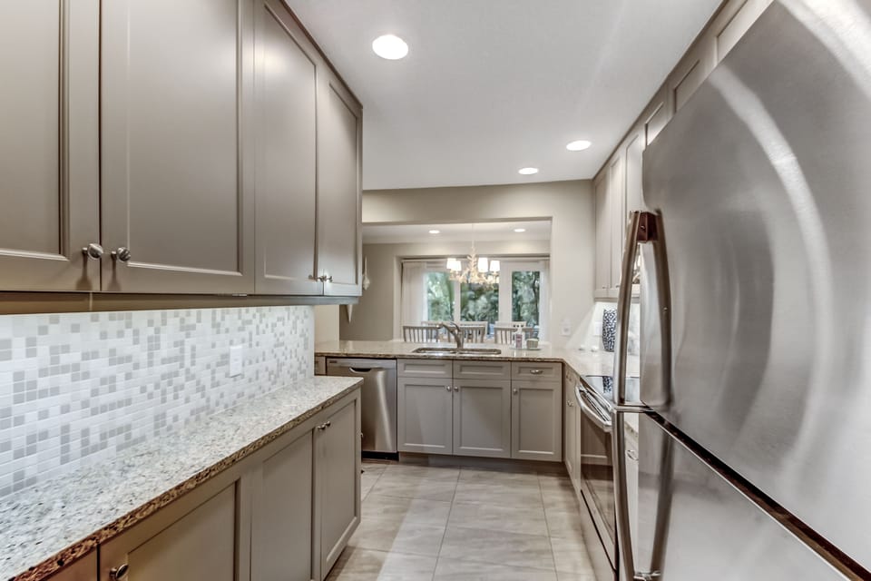 Fully Equipped Luxury Kitchen with Granite Countertops and Stainless Steel Appliances
