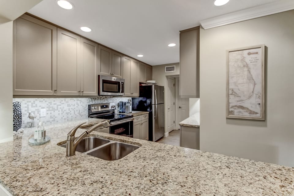 Fully Equipped Luxury Kitchen with Granite Countertops and Stainless Steel Appliances